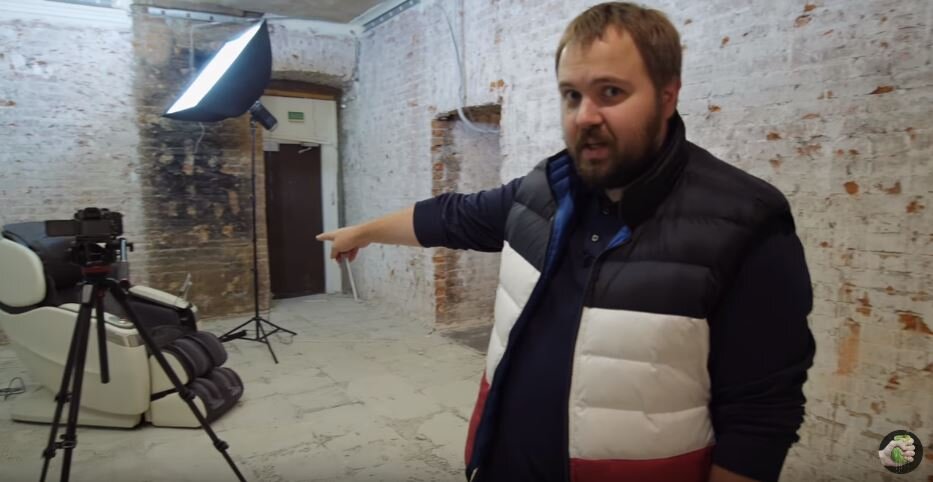 Видео о новой студии знаменитого видео-блогера, Валентина Петухова, в котором он особое предпочтение отдает дорогому массажному креслу. Видео отражает реальную ситуацию на студии и ощущения блогера от кресла. 