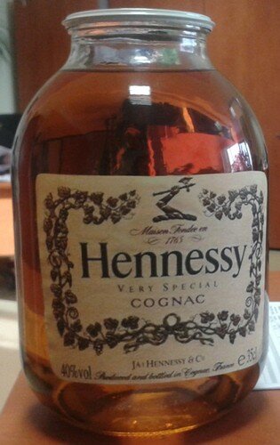 Насчет качества самогона все авторы рецептов единодушны – оно должно быть наивысшим! Подойдет хороший зерновой двойной или тройной дистиллят или же – ректификат, приготовленный в бражной колонне и разведенный до необходимой крепости. Самые лучшие коньяки из самогона в домашних условиях получаются в том случае, если для них применялся виноградный спирт – чача или ее упрощенные аналоги.