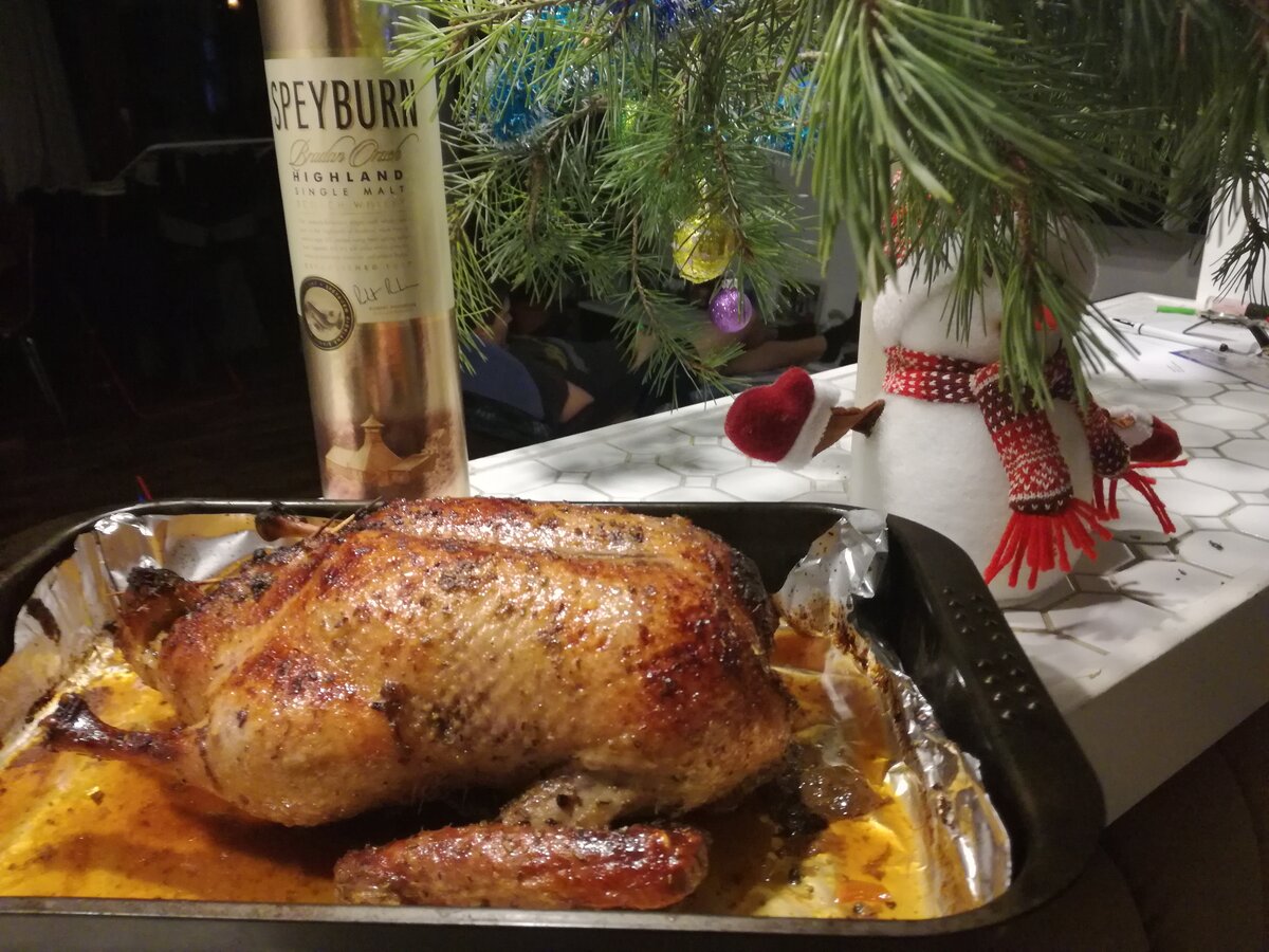 Запеченная утка - это символ семейного застолья на новогоднем или на рождественском праздничном столе. Я научу вас, как приготовить рождественскую утку.