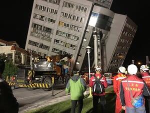 Хуалянь, Тайвань

Поврежденное здание после землетрясения магнитудой 6 баллов. сообщает, что несколько зданий были повреждены, и по меньшей мере два человека были убиты, а около 100 получили ранения во время землетрясения.Фотография: STR / EPA
FacebookTwitterPinterest