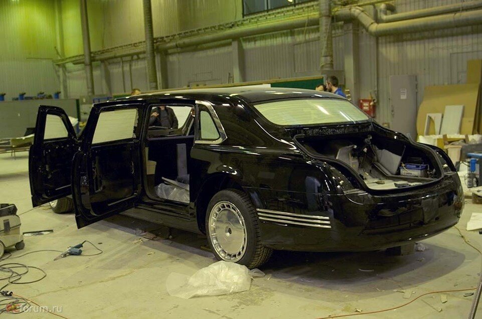 Сегодня в России многие слышали о проекте Кортеж, в рамках которого происходит разработка унифицированных транспортных средств представительского класса. Используя его как базу, планируется создать седан, внедорожник, лимузин, а также микроавтобус.