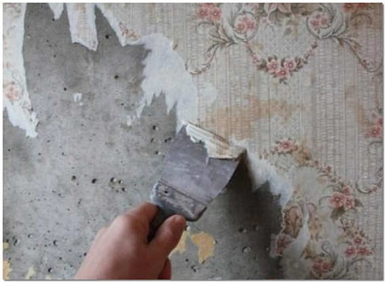 Можно ли клеить бумажные обои на старые. Подготовка стен к шпаклевке. Демонтаж штукатурки со стен. Ободранные стены от обоев. Шпаклевка старых стен.