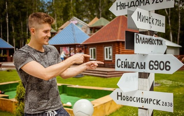 А другая против Гриценко. Одни считают , что    ход его рассчитан на Бузову , мол какой преданный и несчастный и не смотрит на других девушек, а на самом деле просто игрок и никогда ему Ольга  Бузова не нравилась. Тем более , что одна из девушек рассказала, что он под камерами делает вид, что ему никто не нужен, а без камер засматривается на каждую из участниц проекта" Дома - 2" . Кто- то считает,  что он просто пиарится и на самом деле ему нужна как минимум дочь олигарха. И если б он сам признался в этом , тогда всем стало  ясно для чего он на проекте.  Советуют ему брать ношу по себе, что б не падать при ходьбе. 