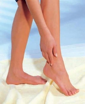 Отеки во время беременности в большинстве случаев можно определить самостоятельно. Самый первый признак – это сложность застегивания обуви, особенно в конце дня. Второй признак – сложно снять кольцо с пальца. Еще один верный способ определить отечность – отслеживать прибавку веса по неделям. Если вы набираете более 400 г в неделю, при этом питаетесь умеренно, можно говорить о наличие отеков. Женщинам со второго триместра нужно следить за состоянием своей кожи, как правило при отеках она становится рыхлой, а потом натягивается и становится напряженной.