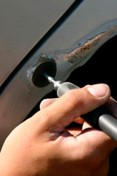 Для удаления ржавчины Вам может пригодиться шлифмашинка.Когда автомобиль поступает в автосалон, он уже имеет защиту от коррозии. Автомобильная краска выполняет роль мастики и предотвращает контакт влаги с металлическими частями кузова. Это значит, Вам необходимо ухаживать и следить за краской автомобиля. Это не только позволит сохранить внешний вид, но также предотвратит образование ржавчины.
