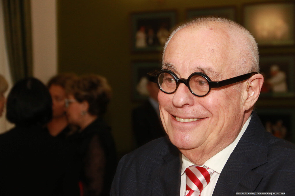 Марк Розовский радушно встречал гостей в фойе театра

