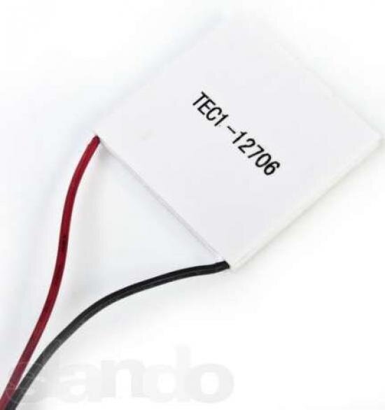 
Элемент Пельтье представляет собой пластину с двумя проводками для подключения к электросети. Технологически – это биметаллическая комбинация меди и никеля или свинца и никеля, пропускающая через себя электрический ток, вследствие чего, одна сторона становится горячей, а другая — холодной. В нашем случае элемент Пельтье используется в обратную сторону – одна сторона нагревается от печи на дровах, а другая охлаждается пассивно или принудительно. Чем больше разность температур, тем выше ток. Наилучшая производительность наступает при разности в 100 градусов Цельсия.