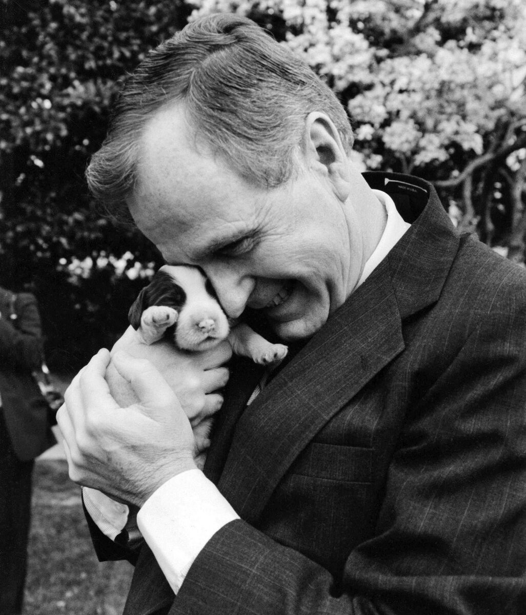 Президент Джорж Буш с одним из щенков своей собаки Милли