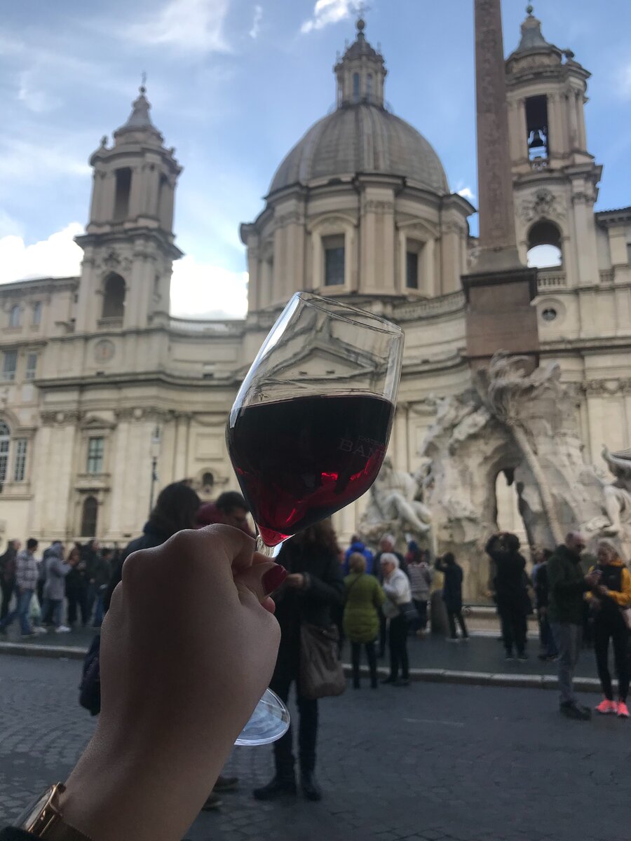 На фото: Piazza Navona и моя рука, которая обычно в Италии с бокалом расстается редко. 
