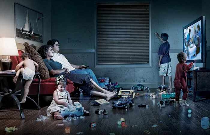  
Зомбосеанс.
В последние несколько десятилетий просмотр телевизора стал одним из самых популярных способов проведения досуга. Тем не менее, исследователи обнаружили, что это оказывает целый ряд вредных эффектов на людей, буквально убивая их. Итак, чем же опасен для человека просмотр телевизора?
