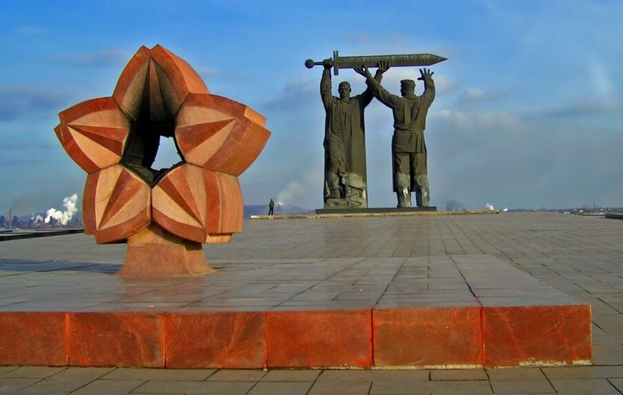 Памятники в магнитогорске. Вечный огонь Магнитогорск. Тыл фронту в Магнитогорске с вечным огнем. Памятник вечный огонь в Магнитогорске. Вечный огонь город Магнитогорск.