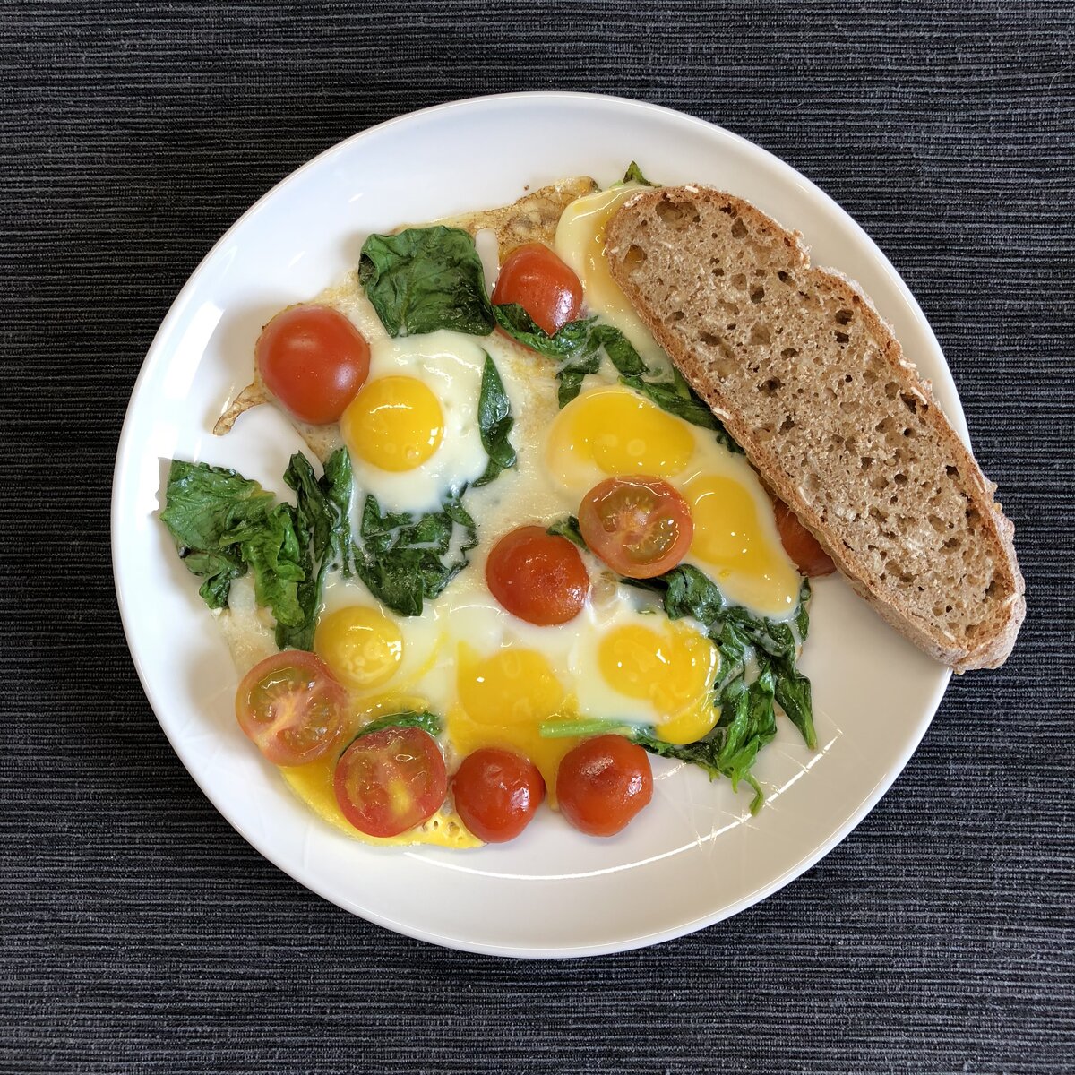 Завтрак Перепелиные яйца со шпинатом и черри   Ингредиенты: 8 шт перепелиных яиц 20 г шпината 30 г черри 1/2 ч.
