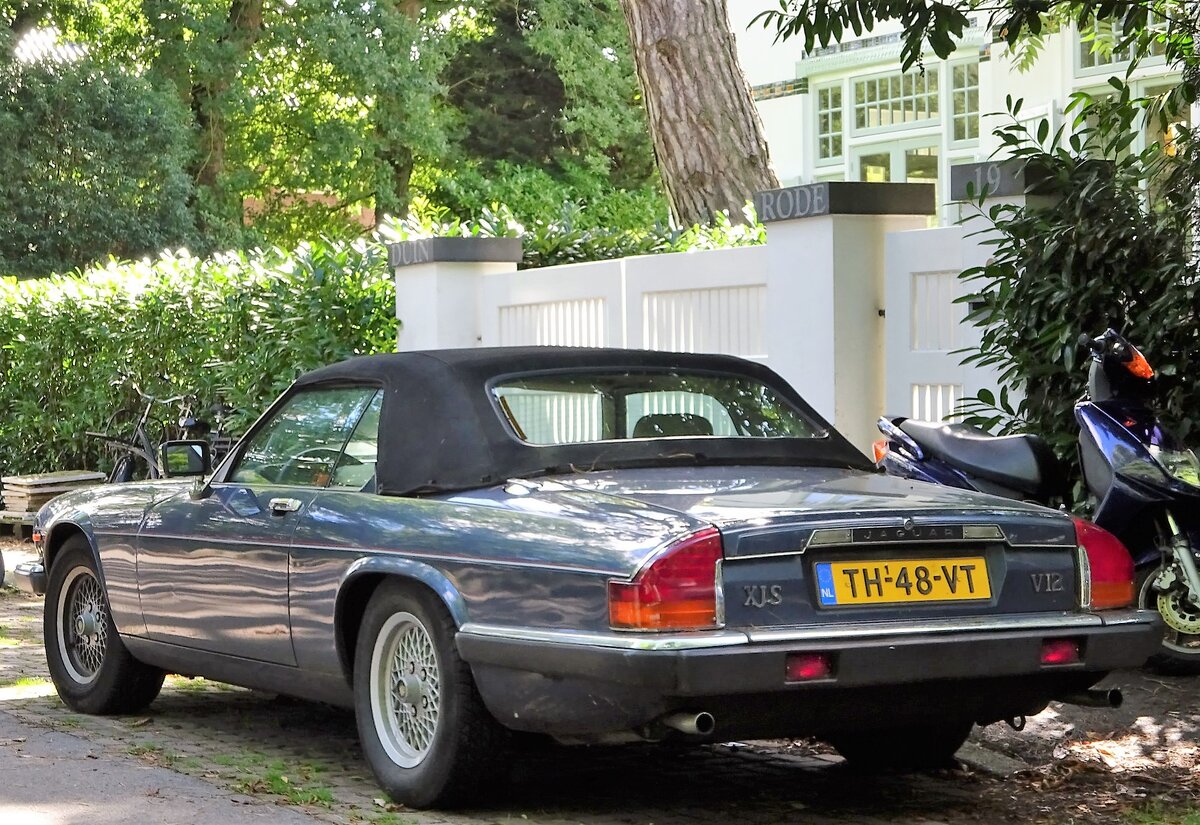 
Jaguar XJS симпатичный наследник E-Type
Заменить кого-то или что-то в принципе не так уж и сложно. Незаменимых нет, но есть те, кого так и не получилось заменить. Jaguar E-Type относится к тому типу автомобилей, который заменить невозможно.
