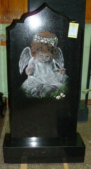 Памятник габбро черный, стелла 800*400*50 фигурная. Изображение девочки-ангела с зайцем в цвете. 