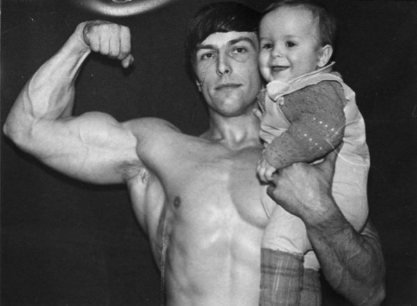 Становлению карьеры Александра в бодибилдинге способствовал отец, который вдохновлял маленького Сашу личным примером