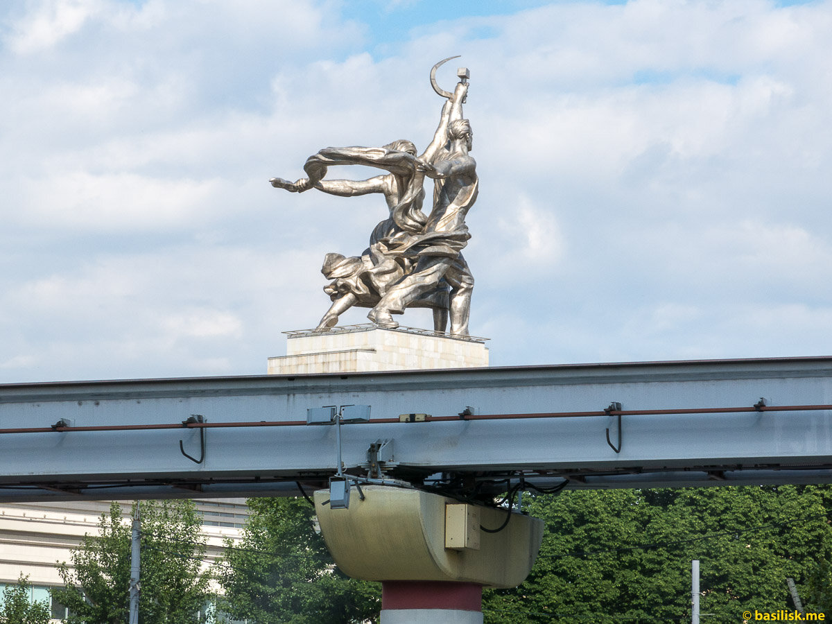 Рабочий и колхозница.