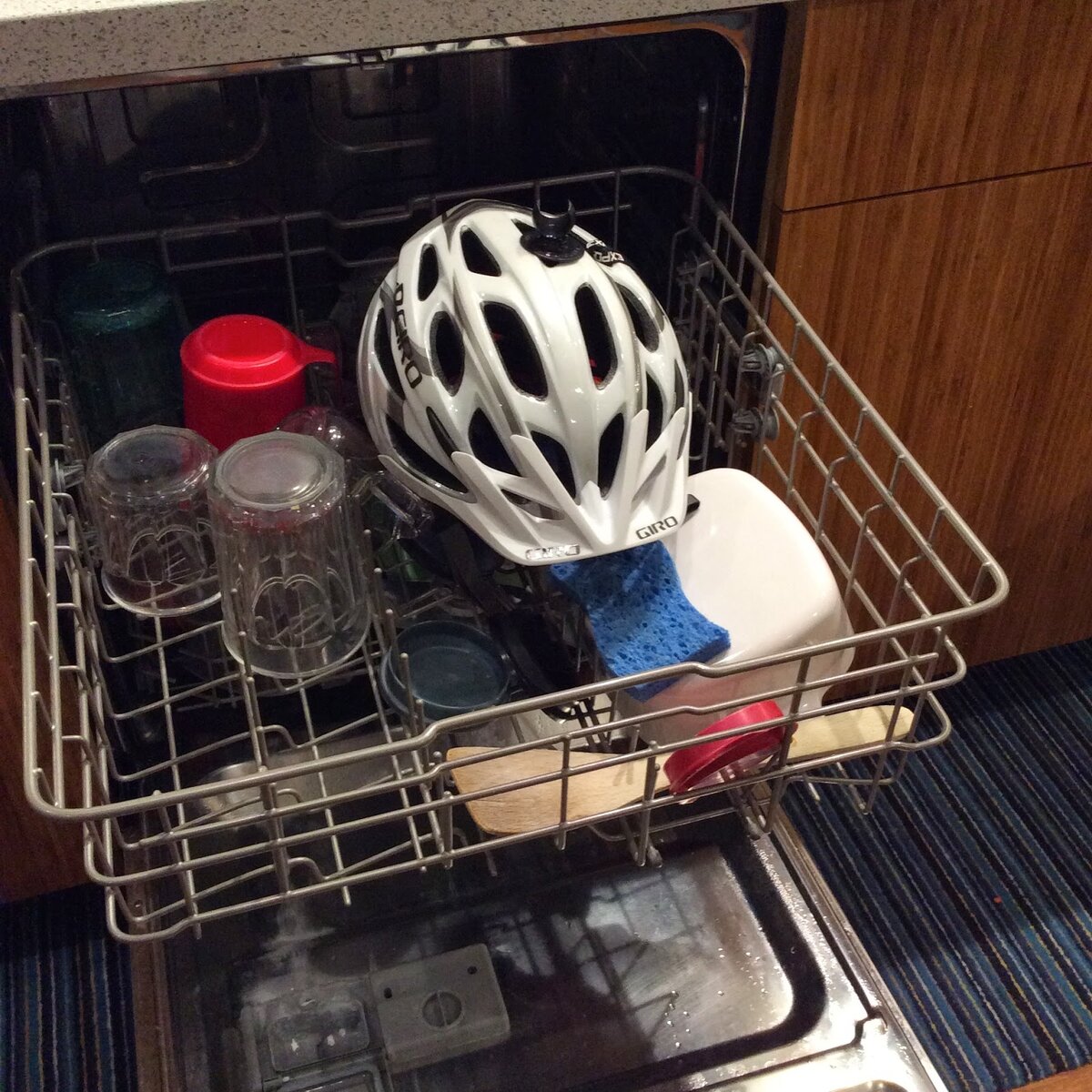 Можно мыть сковороду в посудомойке. Посуда в посудомойке. Приспособления для посудомоечной машины. Пластиковая посуда в посудомоечной машине. Пластиковый контейнер в посудомоечной машине.