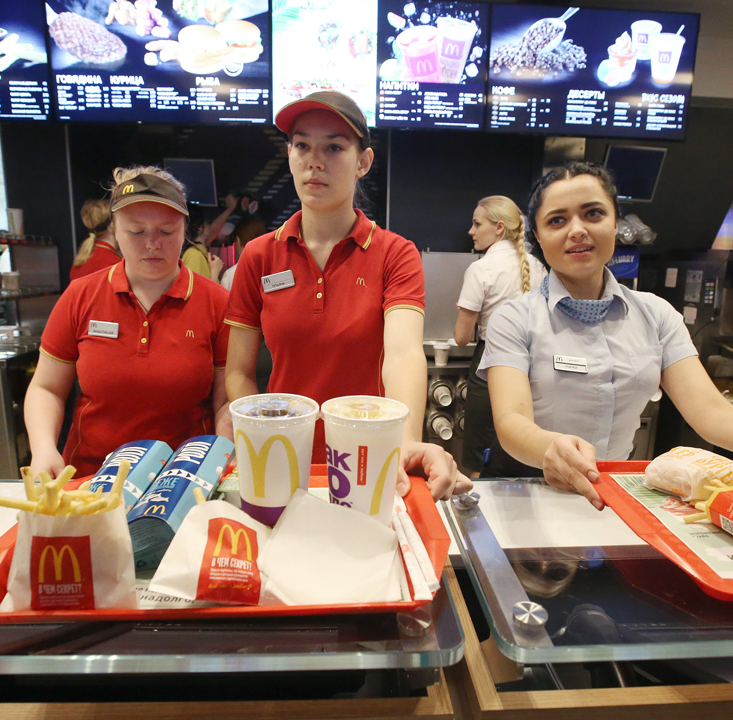 Обслуживание «с улыбочкой»: работники Макдональдса в Санкт-Петербурге. Фото: Петр Ковалев / Getty Images