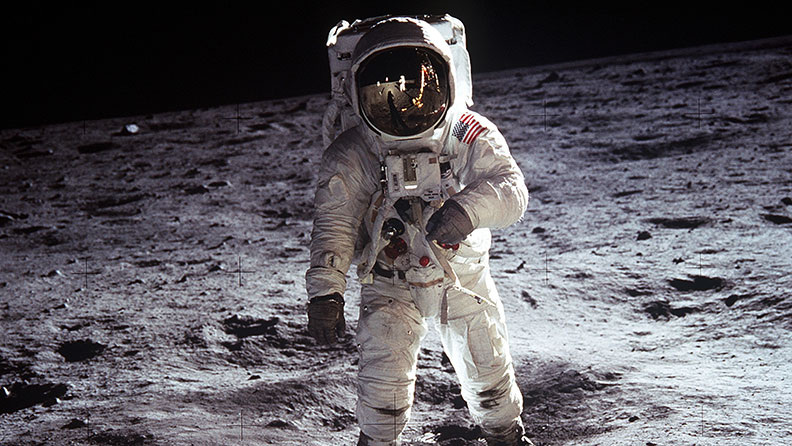 Источник: http://www.guinnessworldrecords.com/news/2017/7/on-this-day-in-1969-neil-armstrong-and-buzz-aldrin-become-the-first-men-on-the-m-482520