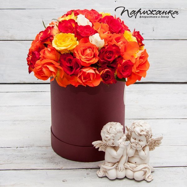 Композиция с красными, оранжевыми и желтыми розами похожа на язычки огня – родную стихию Льва