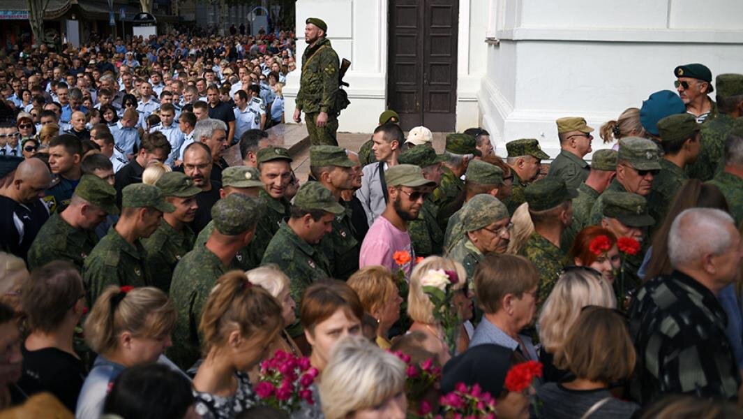 Местные жители и военнослужащие на церемонии прощания с главой ДНР Александром Захарченко. Фото: РИА Новости/Валерий Мельников