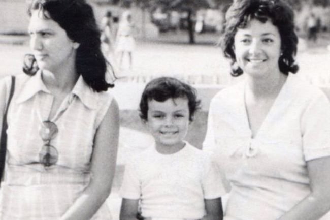 На фото Ф. Киркоров со своей матерью и тетей