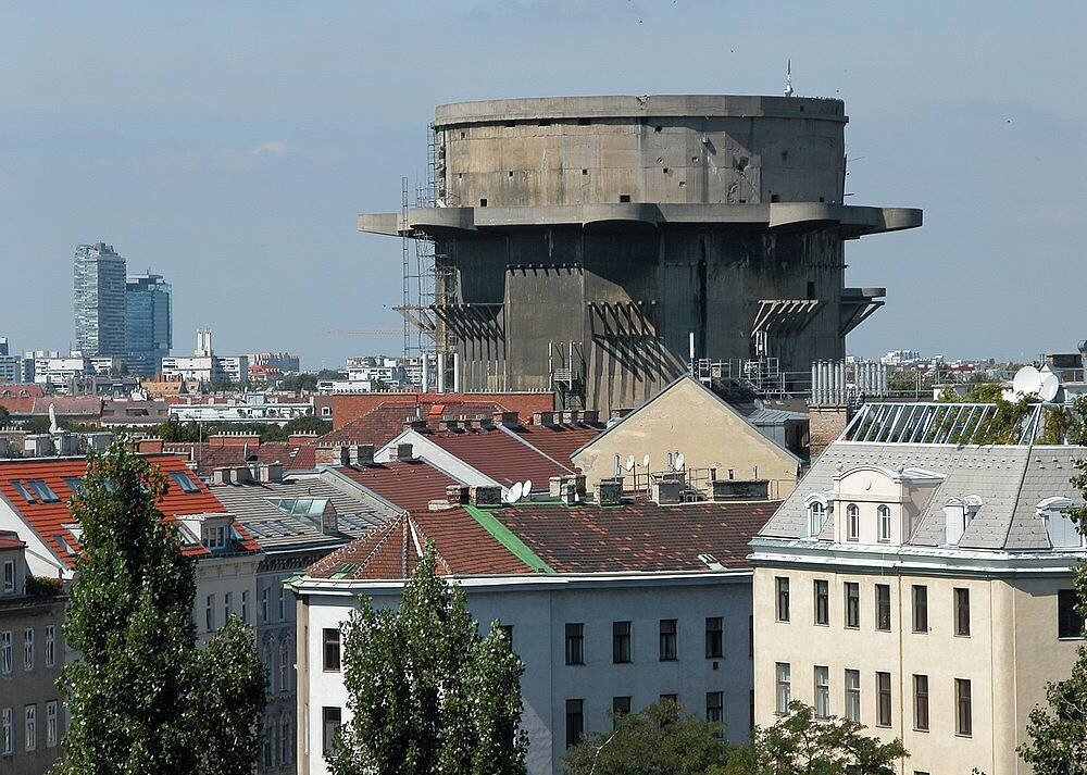 одна из башен в современной Вене  
