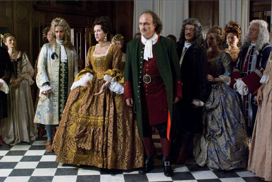  Популярный российский сериал «Петр Первый. Завещание» будет интересно посмотреть онлайн как взрослым, так и юному поколению. Его снял прекрасный режиссер, мастер сериального жанра Владимир Бортко, а в основу сценария лег роман Даниила Гранина «Вечера с Петром Великим». Последние два года жизни Великого Петра были полны не только бременем государственных забот, но и большой любовью. Царь безумно влюбился в молдавскую принцессу Марию Кантемир. Красавица ответила ему взаимностью, и между ними начался бурный роман. Петр настолько увлекся двадцатилетней девушкой, что готов был развестись с Екатериной I. Однако князь Ромодановский удержал его от этого шага. Вскоре Мария забеременела, и, узнав об этом, Екатерина сделала все возможное, чтобы ребенок не родился. Петр ни на минуту не перестает укреплять армию и флот, активно участвует во всех своих начинаниях. Но однажды удача отвернулась от него. Спасая моряков из холодной воды, он смертельно заболел. Завещание осталось недописанным