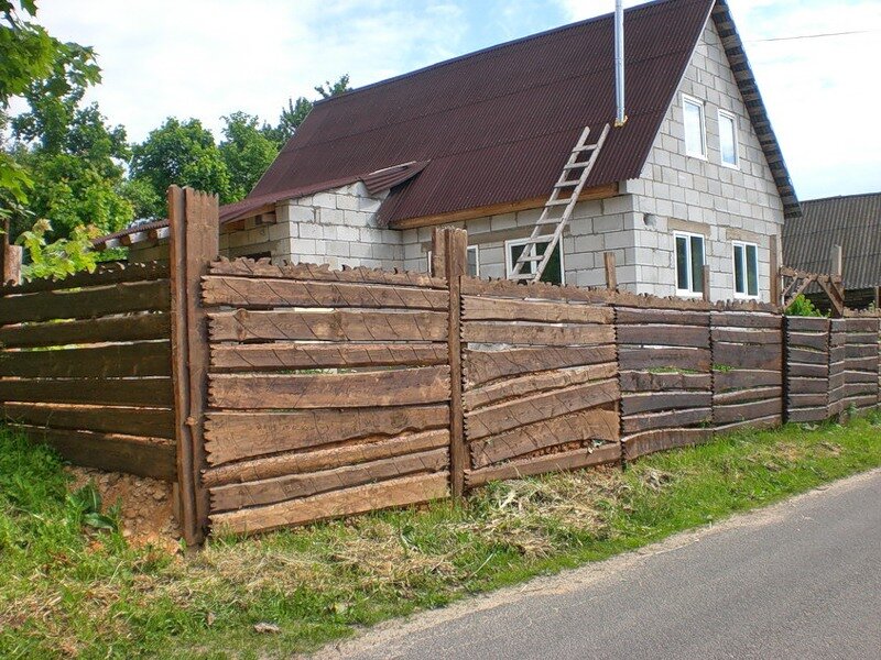 Забор из доски своими руками фото. Забор ранчо из горбыля. Заборы для дачи из горбыля. Красивый деревянный забор. Деревянный забор из необрезанной доски.