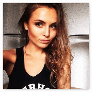 Очень часто на фотографиях искажается лицо, например, Ваш нос может казаться больше, а милая улыбка будет похожа на оскал, чтобы избежать подобных эффектов, поверните лицо к камере «рабочей стороной» и слегка наклоните голову (при таком ракурсе Ваши скулы будут казаться более выраженными, а нос визуально станет уже).