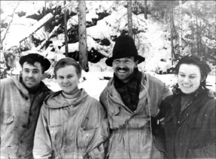 В центре снимка Людмила  Дубинина и Семен Золотарев. За несколько дней до трагедии.