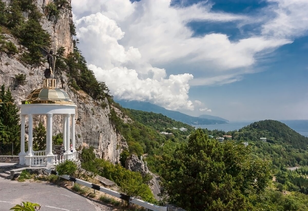 Услуги в крыму. Поселок Ореанда Крым. Поселок Ореанда Ялта. Поселок Ореанда Крым с Ялта. Храм в Ореанде в Крыму.