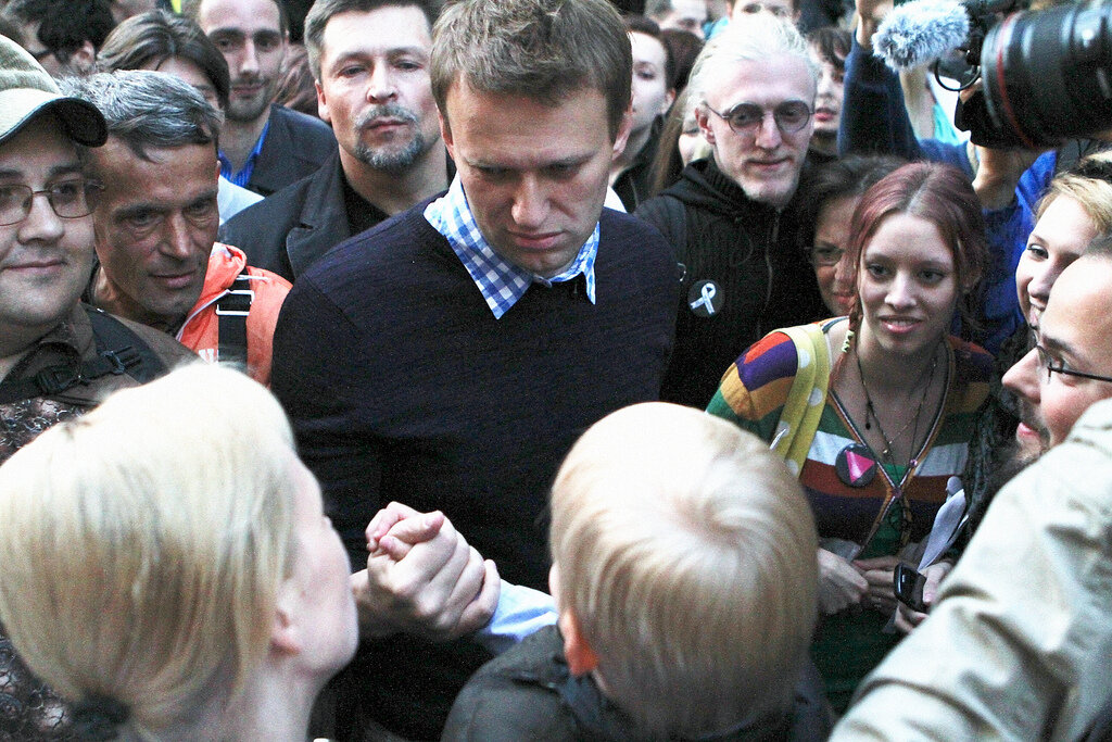 Отец навального на похоронах. Навальный 2004 комитет защиты москвичей.