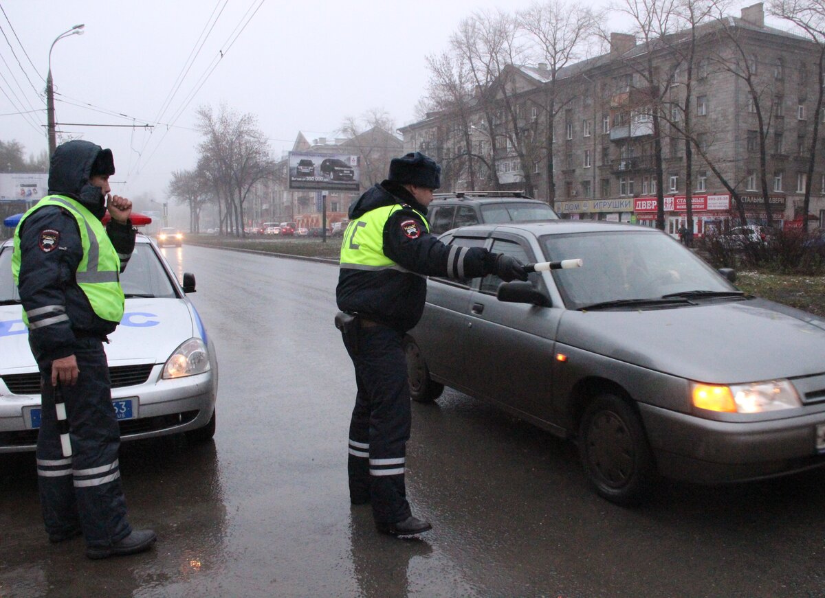 Дпс имеет. Патруль ДПС. ДПС патрулирование. Полиция остановила машину. ДПС машина и сотрудник.