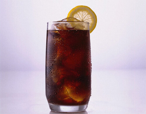  Кока-кола — любимый напиток многих людей: и совсем маленькие детки, и взрослые любят колу за необычный и освежающий вкус. Ходят легенды о вредности этого напитка. Чтобы не рисковать здоровьем, а напротив — извлечь пользу, приготовьте кока-колу дома.Вам понадобится