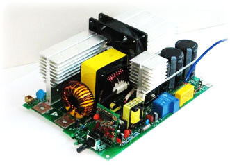 
       Если же работы на морозе для Вас скорее исключение из правил, чем постоянная работа, то своё внимание стоит обратить на качественные, легкие, современные сварочные аппараты.
      Особое внимание стоит уделить качеству монтажа элементов на плате сварочного аппарата, наличию полимерного эпоксидного лака, защищающего элементы платы от попадания влаги и номиналу и температурным эксплуатационным характеристикам электролитических конденсаторов, установленным на плате.
      Не секрет, что сварочное оборудование шагнуло далеко вперед, со времен аппарата Буденного – сейчас повсеместно используются транзисторные сборки – в аппаратах инверторного типа, значительно облегчая конструкцию. Сварочные аппараты инверторного типа требуют для бесперебойной работы и хороших выходных характеристик тока ёмких конденсаторов, которые в свою очередь катастрофически теряют в мощности при переохлаждении на морозе, из-за чего выгорают выходные диоды. Рекомендуется "прогреть" сварочный аппарат перед предстоящей работой парой-тройкой электродов внутри теплого помещения, после чего уже приступать к основному объему работ, не давая оборудованию остыть – ведь чем больше охладится аппарат, тем с большей погрешностью от номинала он будет занижать выходной ток, который будет увеличиваться лишь по мере прогрева аппарата.
      Провода удлинителя в условиях экстремального холода так же должны быть с запасом по сечению – в них может теряться до 20% напряжения, при передаче тока к сварочному оборудованию.
Важно направление работы вентилятора охлаждения – если он нагнетает холодный воздух в корпус сварочного аппарата, то есть вероятность, что без подогрева смазка загустеет и система охлаждения прекратит свою работу (для таких условий рекомендуются смазочные материалы на основе силикона, с стойкостью к температурам вплоть до -60С).
      Так же на практике себя хорошо зарекомендовал чехол из строительных негорючих материалов, одеваемый на сварочный аппарат и препятствующий теплообмену между корпусом и окружающей средой. К изготовлению такого чехла стоит подойти со всей ответственностью – если не оставить прорезей напротив вентиляционных отверстий, можно получить обратный эффект – перегрев оборудования при длительных работах.
      Не стоит делать длительных перерывов в работе - это может пагубно сказаться на оборудовании. Давать "остыть" сварочному аппарату стоит только после завершения работ, и основательно просушить его в тёплом помещении, иначе возможно выпадение конденсата на электронных компонентах, которое может привести к коррозии и короткому замыканию, несмотря на то, что почти все элементы платы в современном сварочном оборудовании покрыты защитным слоем лака, даже он не может выдерживать систематическое попадание влаги.
 