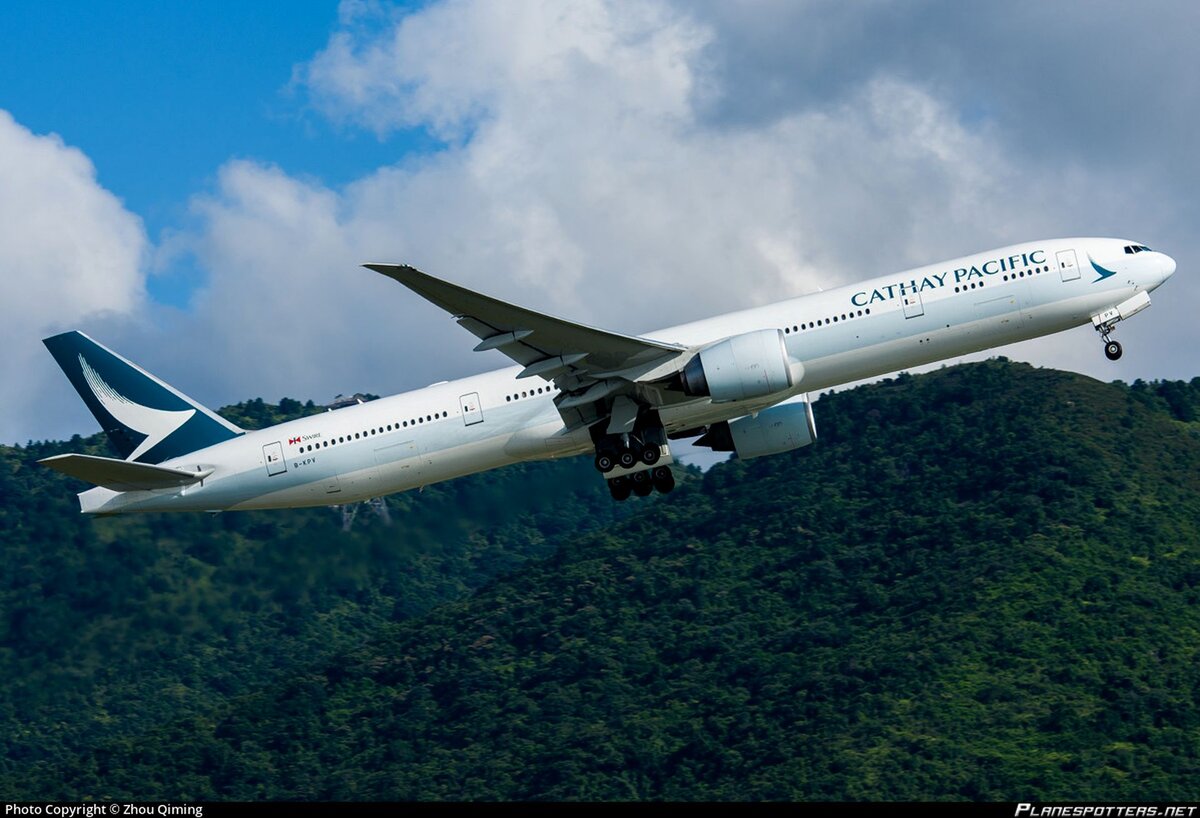 На двадцать первом месте авиакомпания Cathay Pacific Airways с рейсом из Гонконга в нью-йоркский аэропорт имени Джона Кеннеди на Boeing 777-300ER