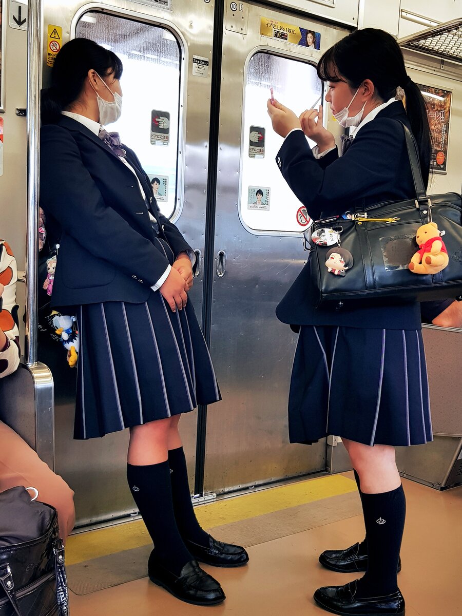 Японское метро без цензуры. Тикан в Японии. Японские девушки в метро. Красивые японки в метро.