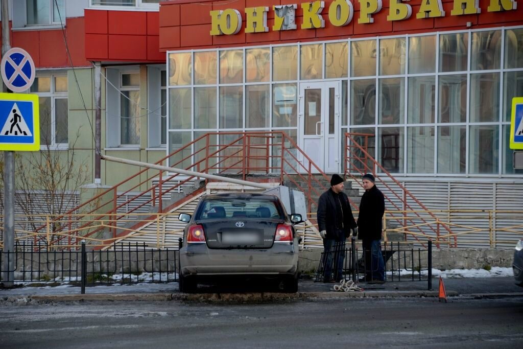 Источник: https://ks-yanao.ru/novosti/v-salekharde-inomarka-vyletela-na-trotuar-snesya-ograzhdenie.html