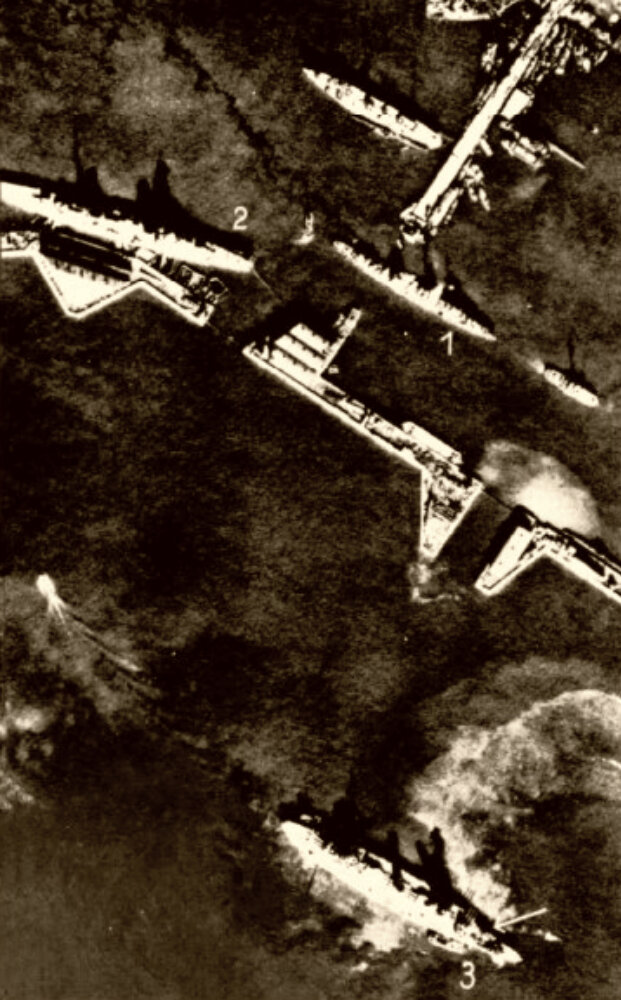 Фрагмент одного из аэрофотоснимков, сделанных немецким самолетом-разведчиком вечером 23 сентября 1941 г. Цифрами обозначены: 1 — лидер «Минск», которого буксир проводит через ворота Военной гавани Кронштадта, 2 — легкий крейсер «Киров», 3 — линкор «Октябрьская революция».