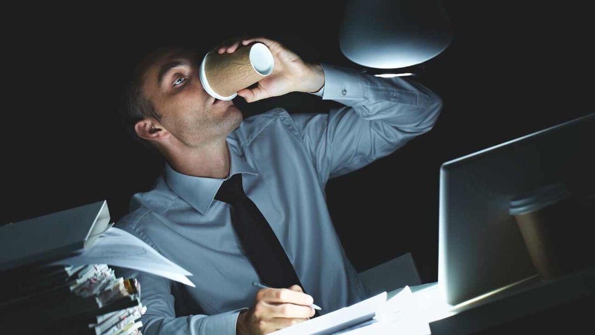 Кофе на рабочем месте. Мужчина в офисе за ноутбуком. #кофе #работа #фото | Предпринимателям | Дзен