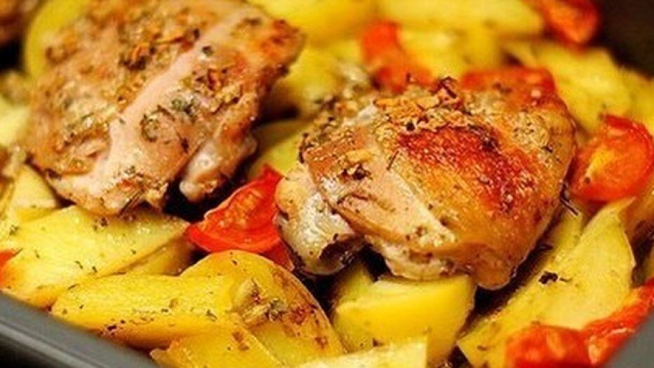 Тушеная грудка с картошкой. Курица с картошкой в мультиварке. Рагу из курицы. Тушеный картофель с бедрышками. Картошка с курицей в мультиварке скарлет рецепт.