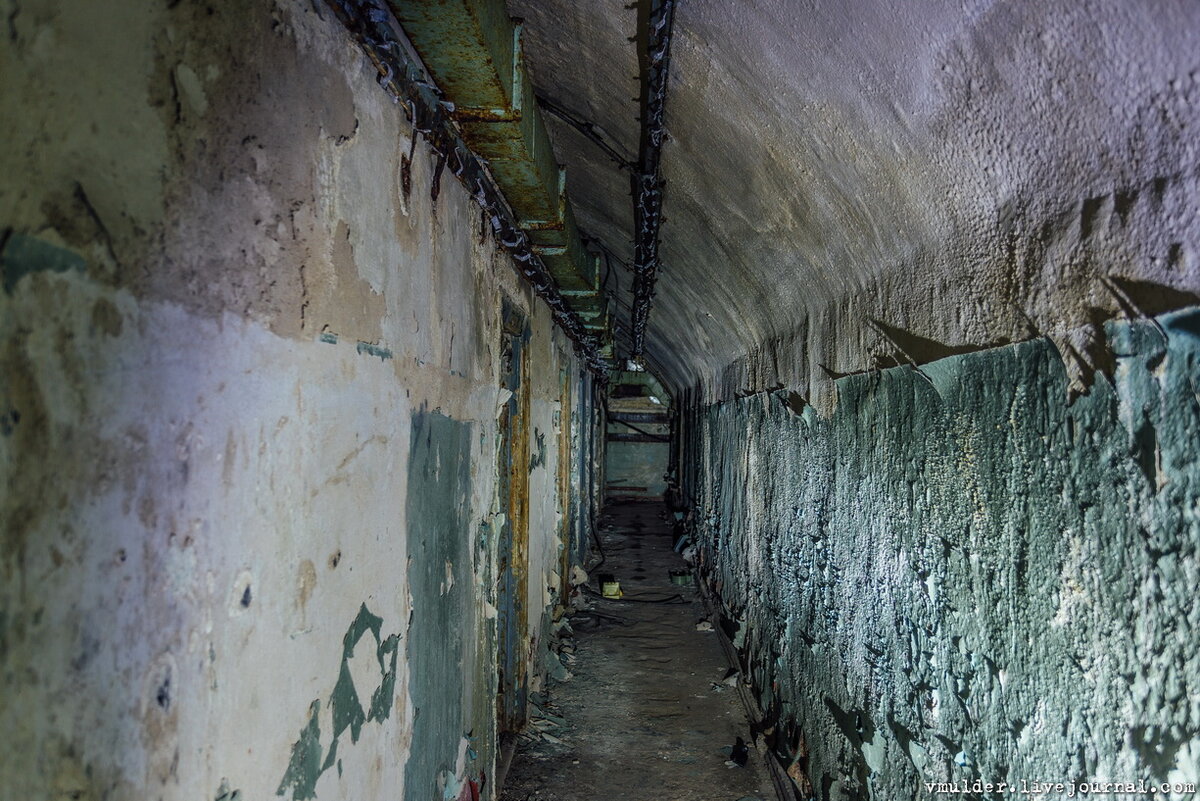 Несмотря на то, что объект находится фактически на территории действующей ВЧ, туда ломятся всякие любители побухать и подуть. Военные видимо тоже заходят сюда за этим. 

Фото 2. 
