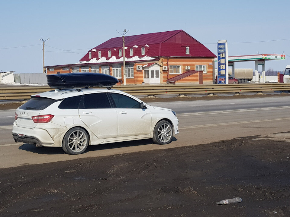 При смене резины, винтовую подвеску можно приподнять, а от дилера на данный авто сразу поставили ГБО, так что универсальности он особо не теряет
