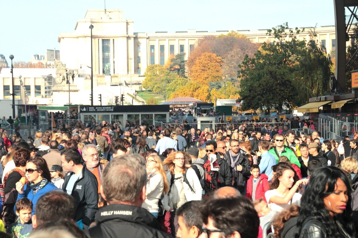 Очередь к Эйфелевой башне