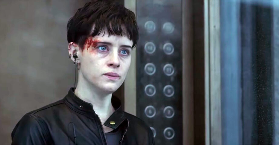 Хакер Лисбет Саландер в очередной раз предстала перед кинозрителями в новом фильме «Девушка, которая застряла в паутине», доказав, что шпионские игры — не только мужское занятие. Героиня попала на экран из книг: сначала это была трилогия «Миллениум» шведского писателя Стига Ларссона, потом его дело продолжил коллега-журналист Давид Лагеркранц. В фильме Федерико Альвареса Лисбет снова предстаёт в классическом образе: неброская одежда чёрного цвета, суровый взгляд и холодная, но яростная решимость. Рассказываем, получилось ли экранизировать четвёртый роман серии без участия Дэвида Финчера и как развивалась история жизни мисс Саландер в книгах.