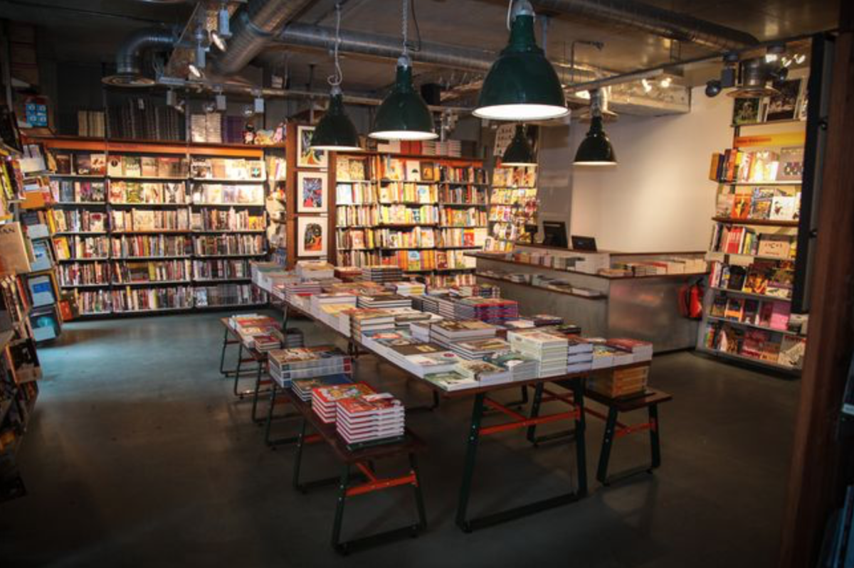 Как назывались книжные магазины. Foyles Bookshop London. Книжный магазин. Британский книжный магазин. Книжный магазин в Англии.
