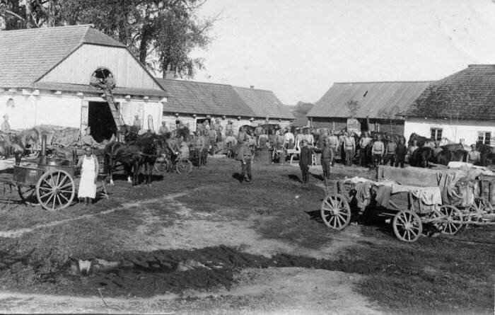 Иллюстрационное фото. Во дворе. Духовщинский полк, 1916 год. Источник: russiainphoto.ru