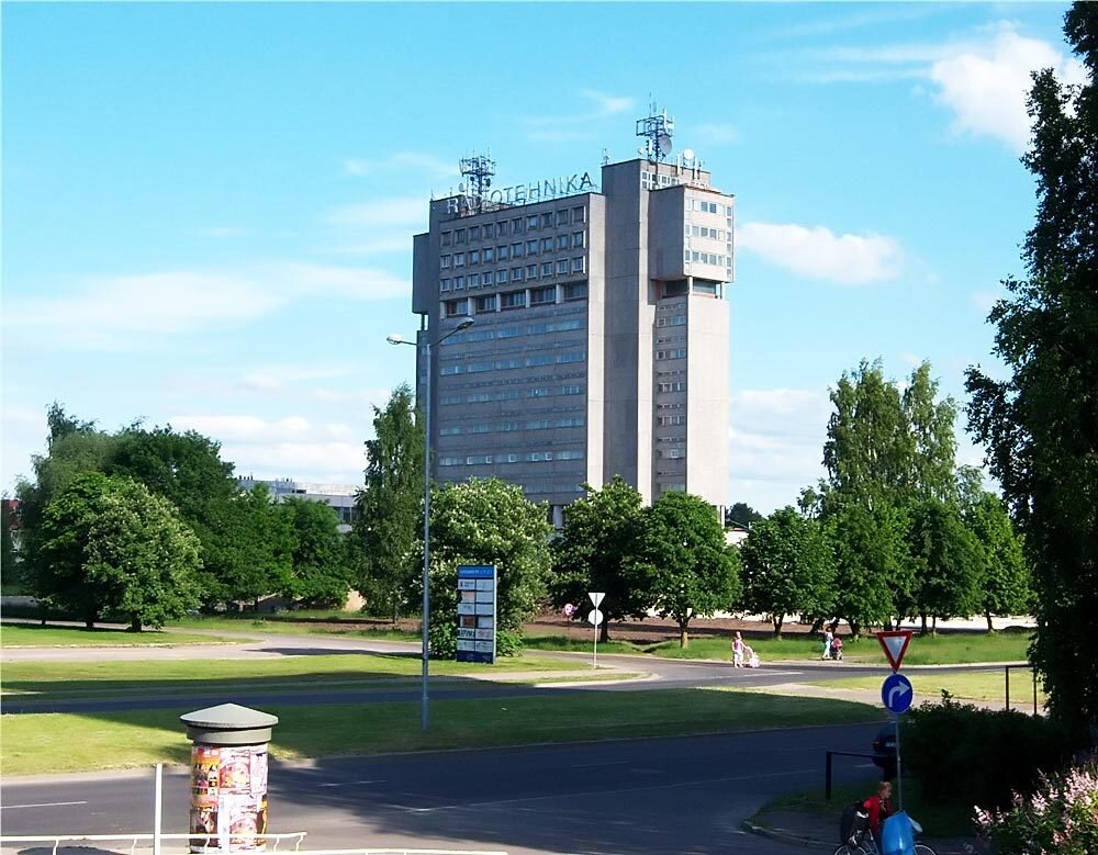 Главное здание завода "Радиотехника" возвышалось над зеленым микрорайоном "Иманта"