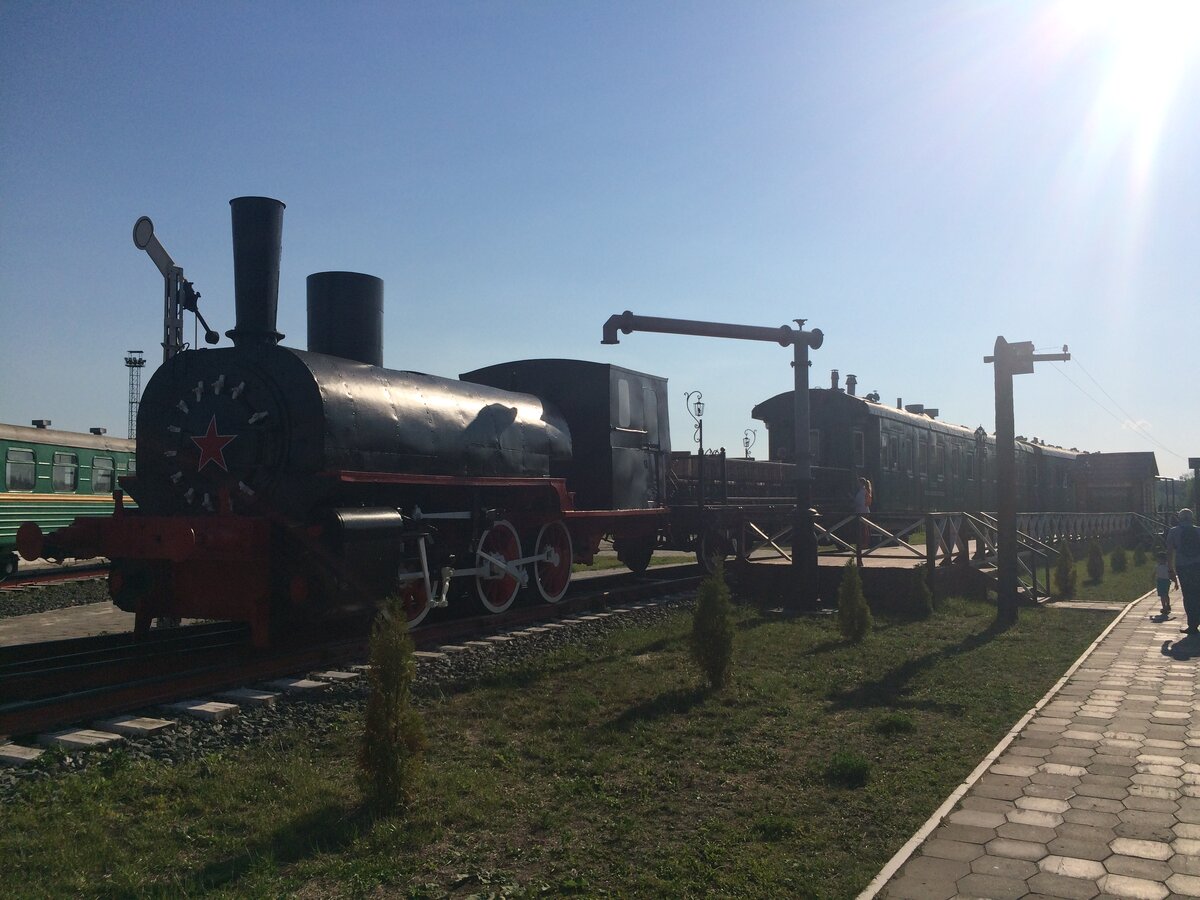 Одним из первых паровозов, встречающих посетителей. Ну и как после этого милого малыша вам могут не понравиться паровозы?
